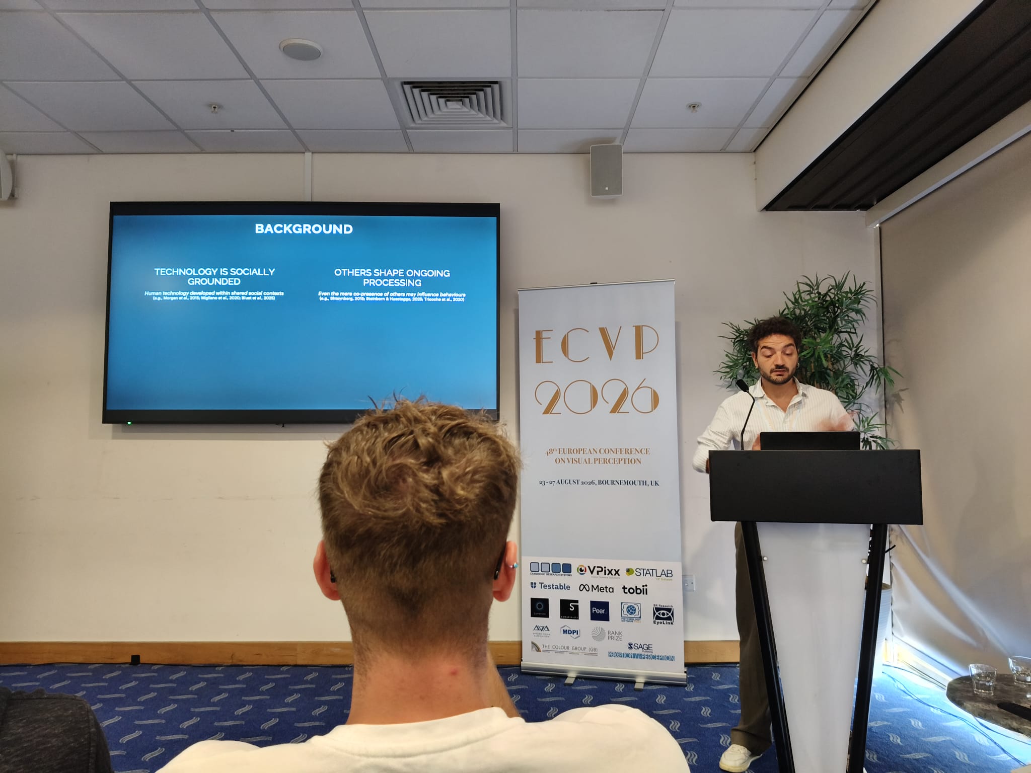 Luigi Valio presenting the study Seeing tools together at ECVP 2026 in Bournemouth